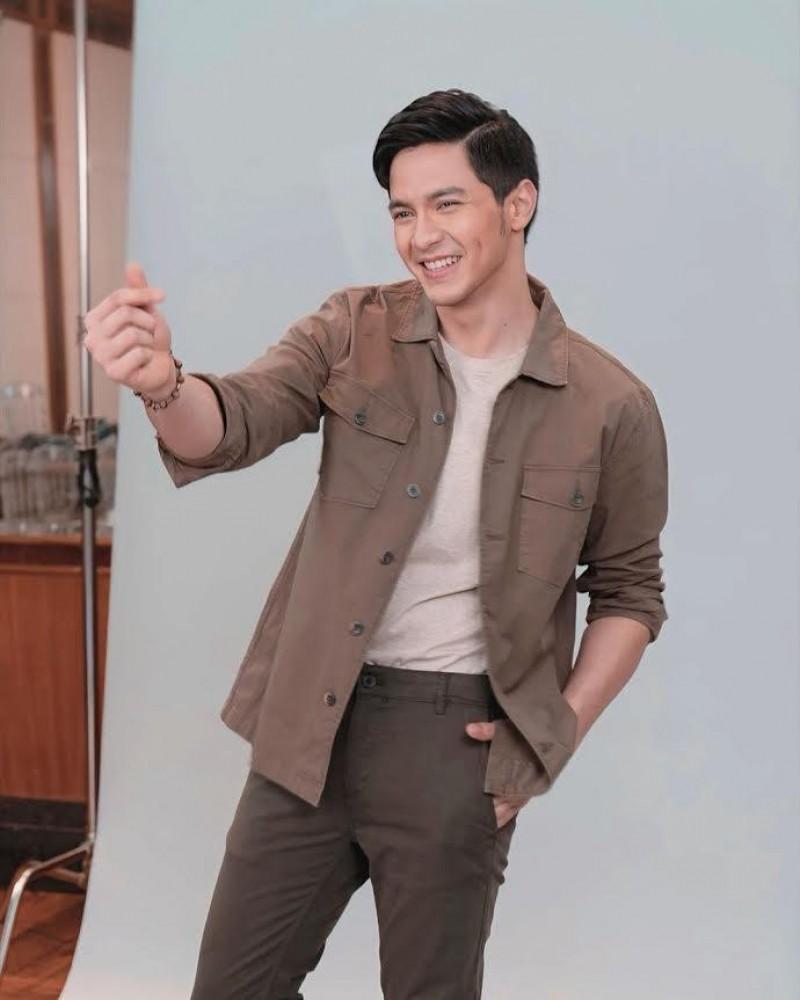 Alden Richards celebrates 10th showbiz anniversary to thank family ...