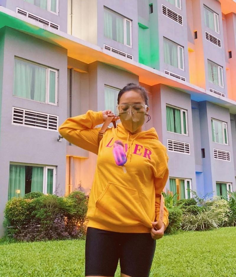 Kakai Bautista sings