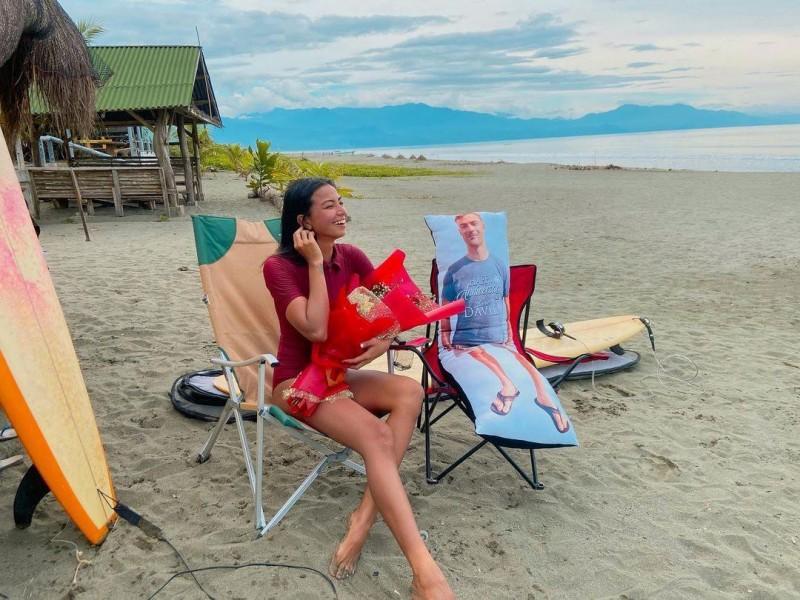 Glaiza de Castro and David Rainey pillow