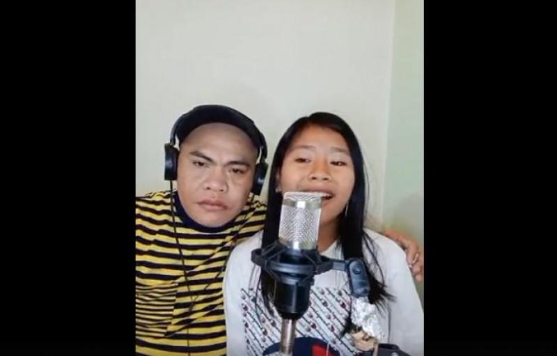 Tekla and daughter Aira singing