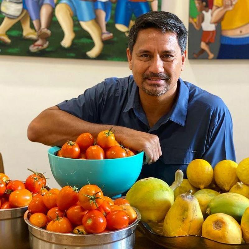 Richard Gomez in his kitchen
