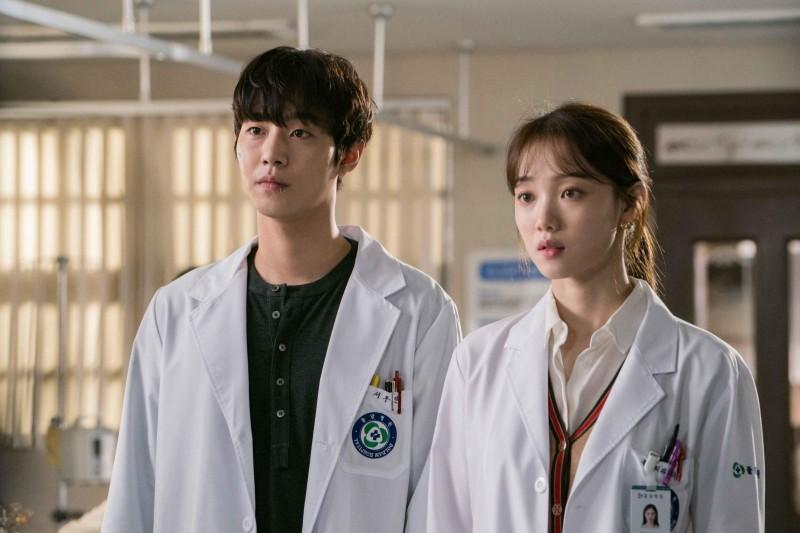 Lee Sung kyung bilang si Dr Emily Cha at Ahn Hyo seop bilang si Dr Wesly Seo