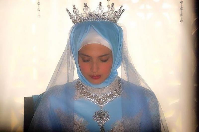 Bianca Umali as Farrah