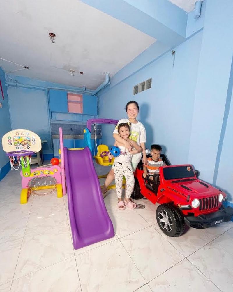 Kiray Celis with kids