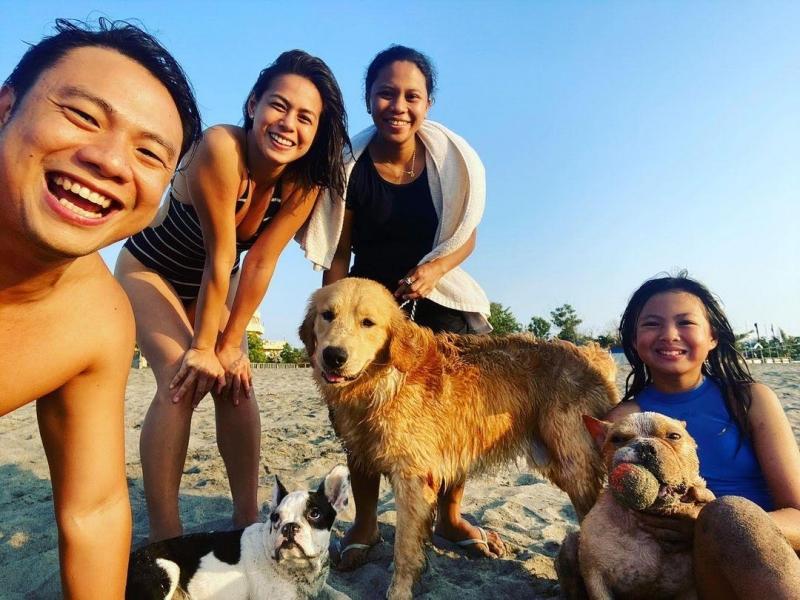 Bettinna Carlos and family at the beach