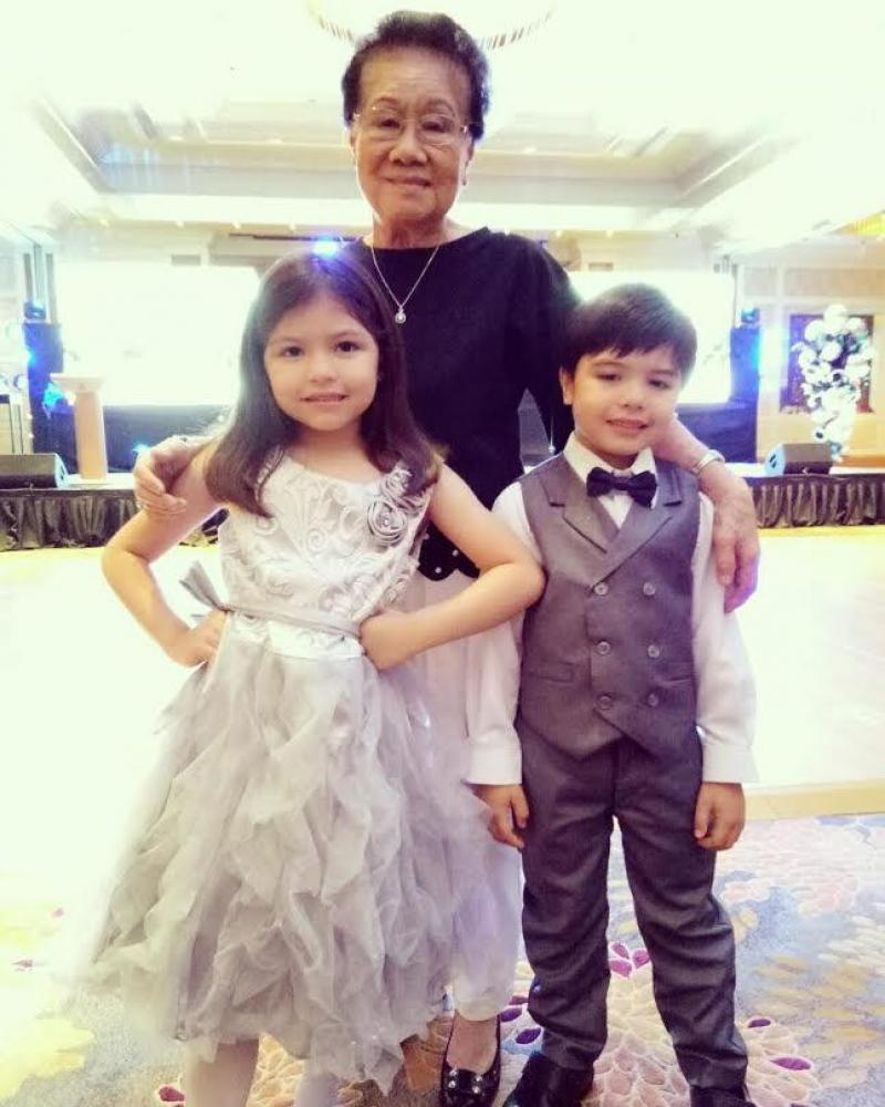 Joel Cruzs mother Milagros Martin Santos Cruz and her grandchildren