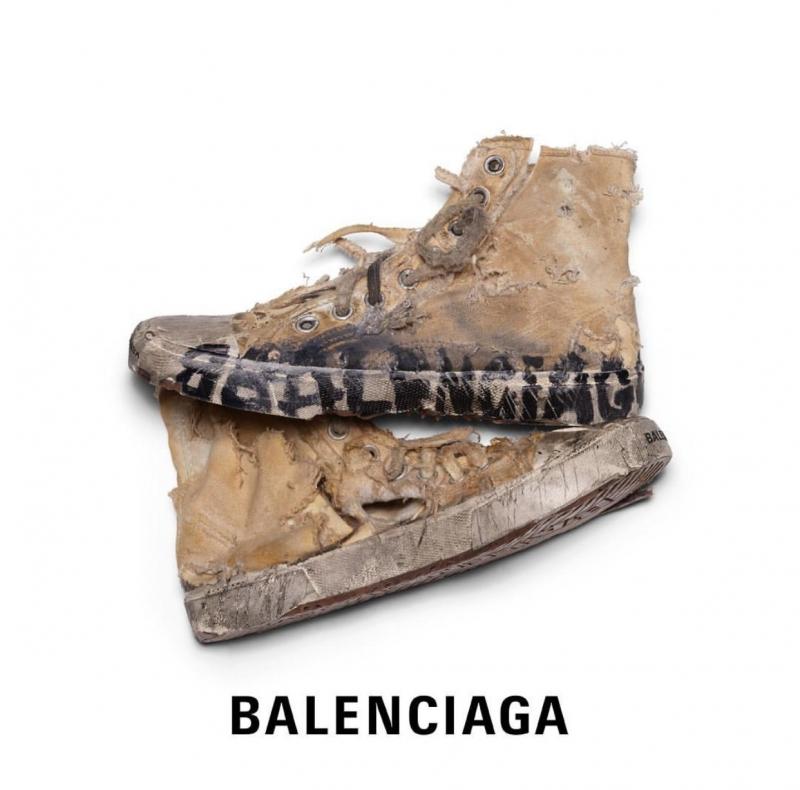 Balenciaga's potato chip bag costs $1,800 or more than P100K