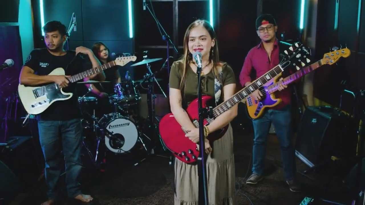 Singer-songwriter Pau Sena
